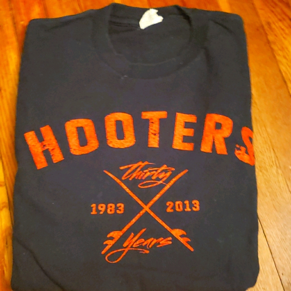 Hooters tshirt